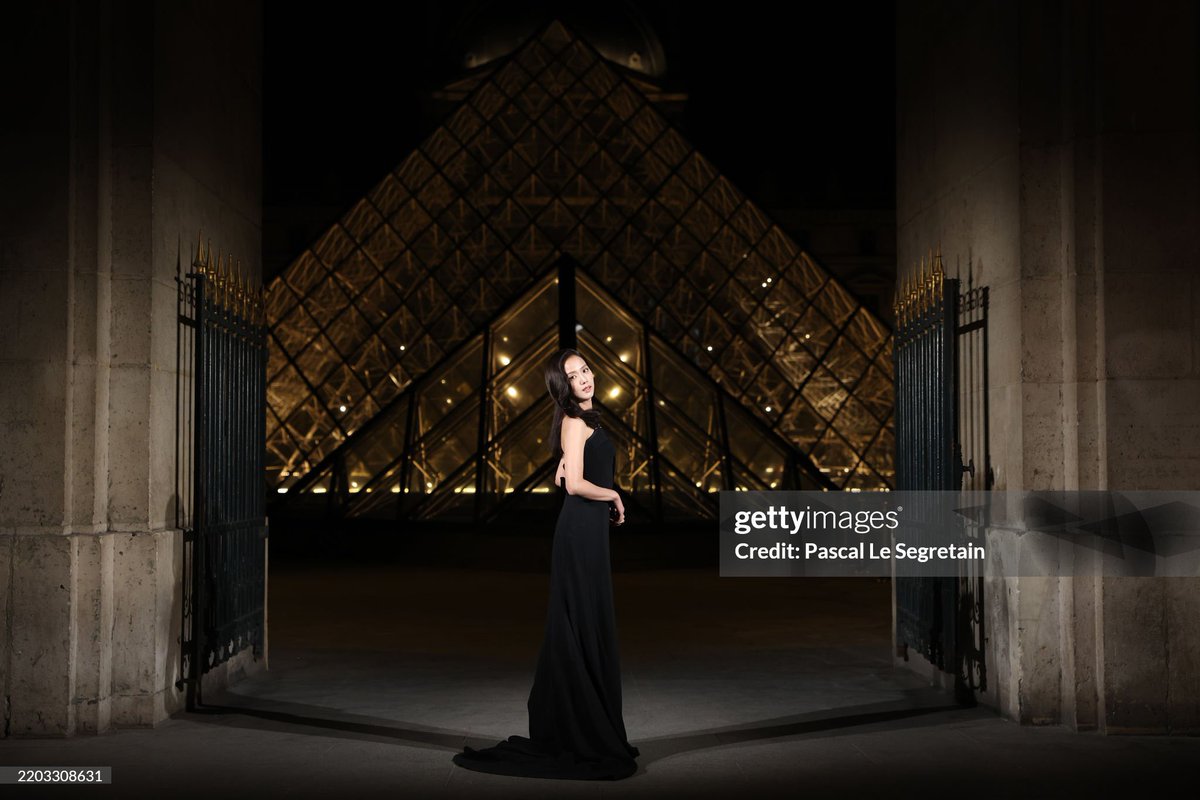 NEWSJISOO's tweet photo. #JISOO at the Grand Dîner Du Louvre. https://t.co/k3FMRg304D