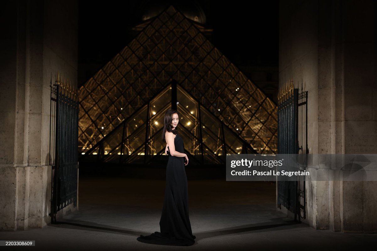 NEWSJISOO's tweet photo. #JISOO at the Grand Dîner Du Louvre. https://t.co/k3FMRg304D