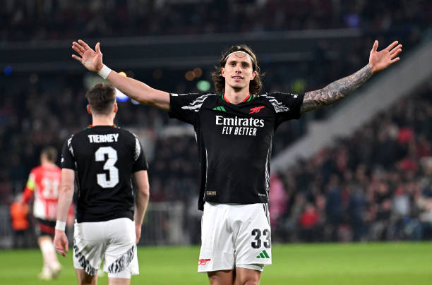 Mercado_Ingles's tweet photo. Arsenal se convierte en el primer equipo de la historia de la UEFA Champions League que marca +7 goles como visitantes en un partido de fase eliminatoria (Octavos de Final). https://t.co/0jRoUs1Y7X
