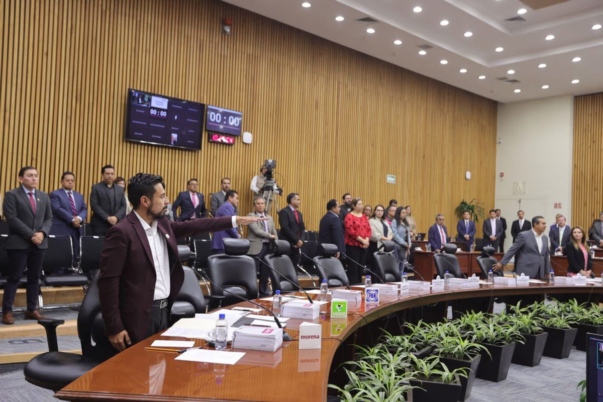 Se puede ser simpatizante y crítico al mismo tiempo

Por eso mi desencanto por la hipocresía de <a href="/PartidoMorenaMx/">Morena</a> 

Este señor no ha ganado nada.

Llegó por tómbola.

Usurpó candidatura por distrito al que no pertenece.

Y ahora acepta un cargo que perdió en elección. Es el #Memo.