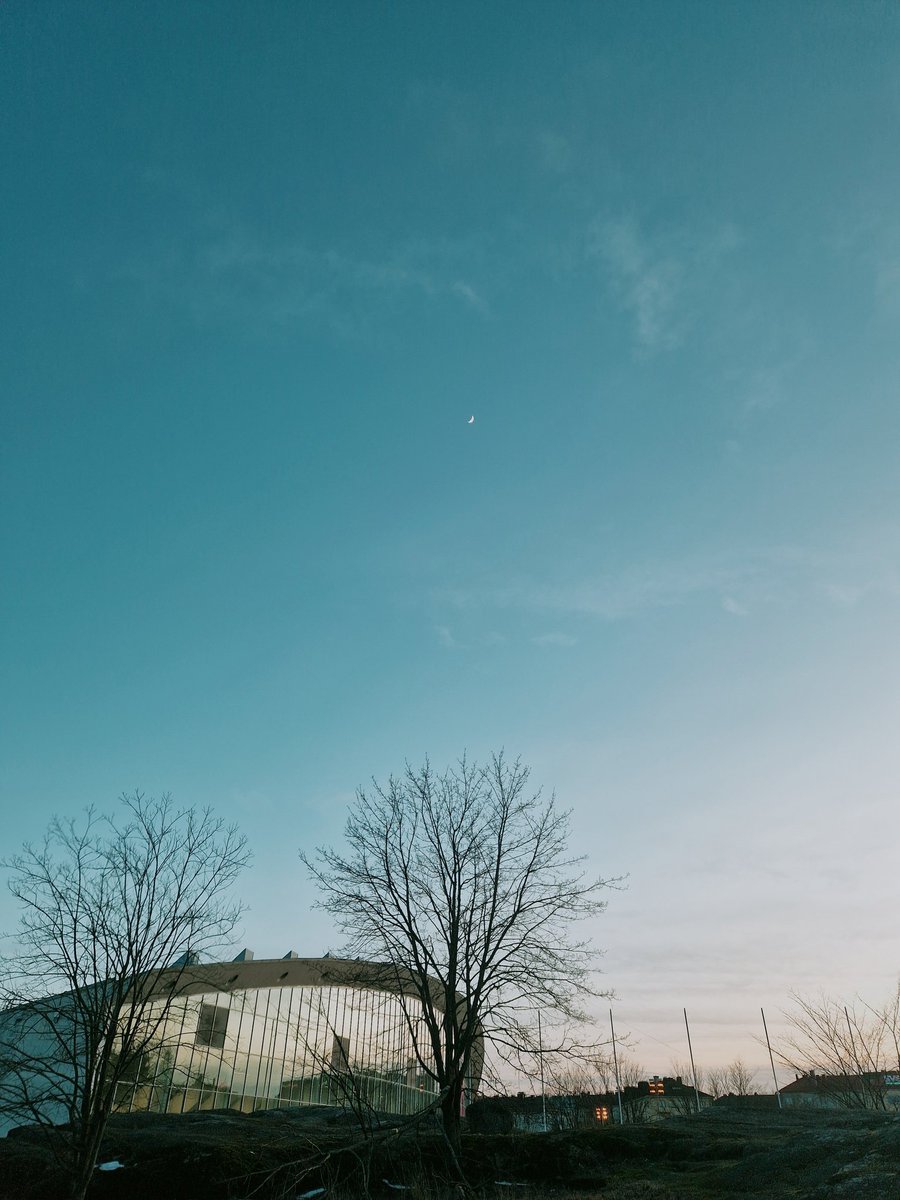 I'm not finding the words to truly express how it felt to finally be one of those pearl aqua lights. I also have a huge new-found love for a couple of songs. 오늘의 맘을 말로 표현할 수가 없는데 그냥 정말 고맙고 행복했어요 많이 사랑해요 🩵
#Ephemeral_Gaze
#TaeminInHelsinki