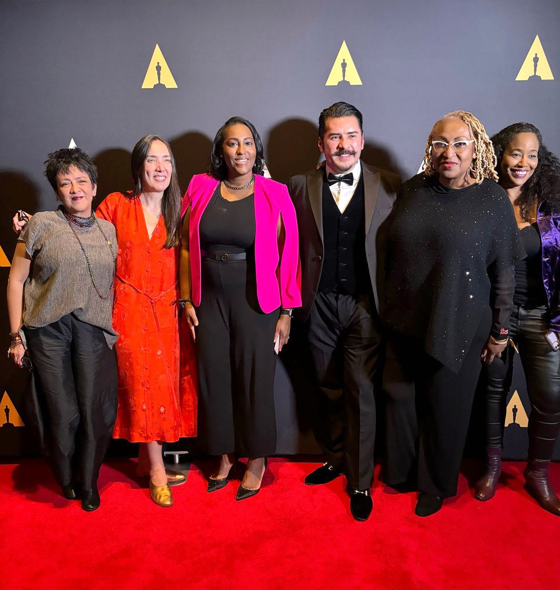 Jesús Pimentel, director ejecutivo de CQNL y miembro de la Academia, estuvo acompañado por la también fundadora de CQNL, Lucila Moctezuma y Tamika Etheart, Directora de Global Outreach de la Academia, celebrando el cine en la 97.ª edición de los Premios Oscar. #Oscar2025