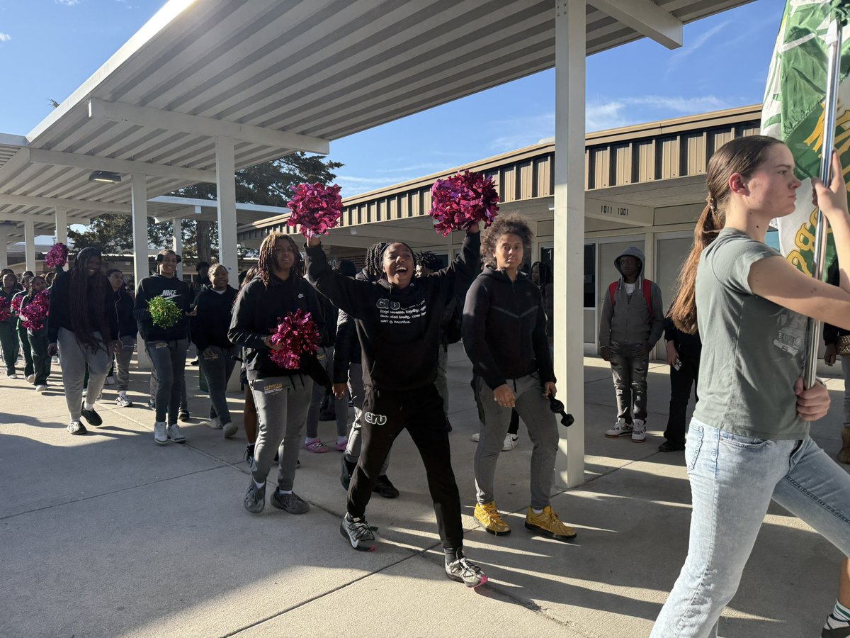 hhs_prncpl's tweet image. Pep Parade for our Lady Warriors, Region 4B Champions!! Come out and support them tonight at 7pm in the Henrico HS gym!! Let’s go Warriors!!! @HenricoHighSch 💚💛