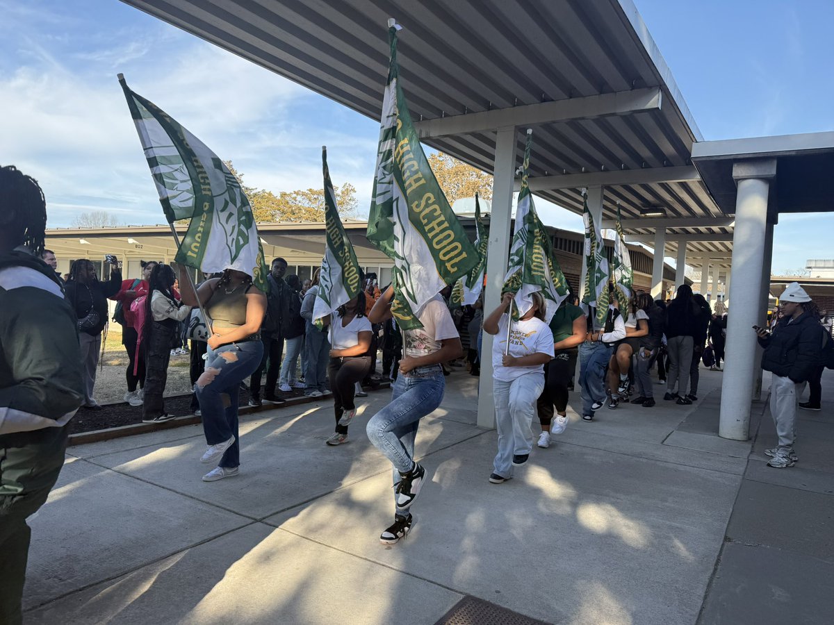 hhs_prncpl's tweet image. Pep Parade for our Lady Warriors, Region 4B Champions!! Come out and support them tonight at 7pm in the Henrico HS gym!! Let’s go Warriors!!! @HenricoHighSch 💚💛