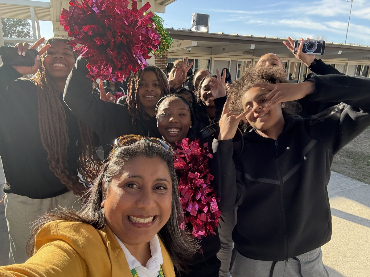 hhs_prncpl's tweet image. Pep Parade for our Lady Warriors, Region 4B Champions!! Come out and support them tonight at 7pm in the Henrico HS gym!! Let’s go Warriors!!! @HenricoHighSch 💚💛