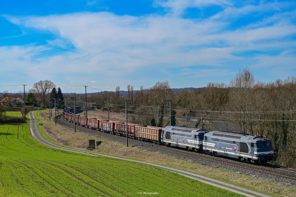 En cette belle journée de ce 4 mars 25 l'infra Cusset/ Gien est photographié entre Vichy et St Germain des Fossés avec deux belle 67400 bleu avec en tête la 67517 et 67513 qui sera remplacer dès demain par la 67516. 
Un grand merci au conducteur pour son sifflet