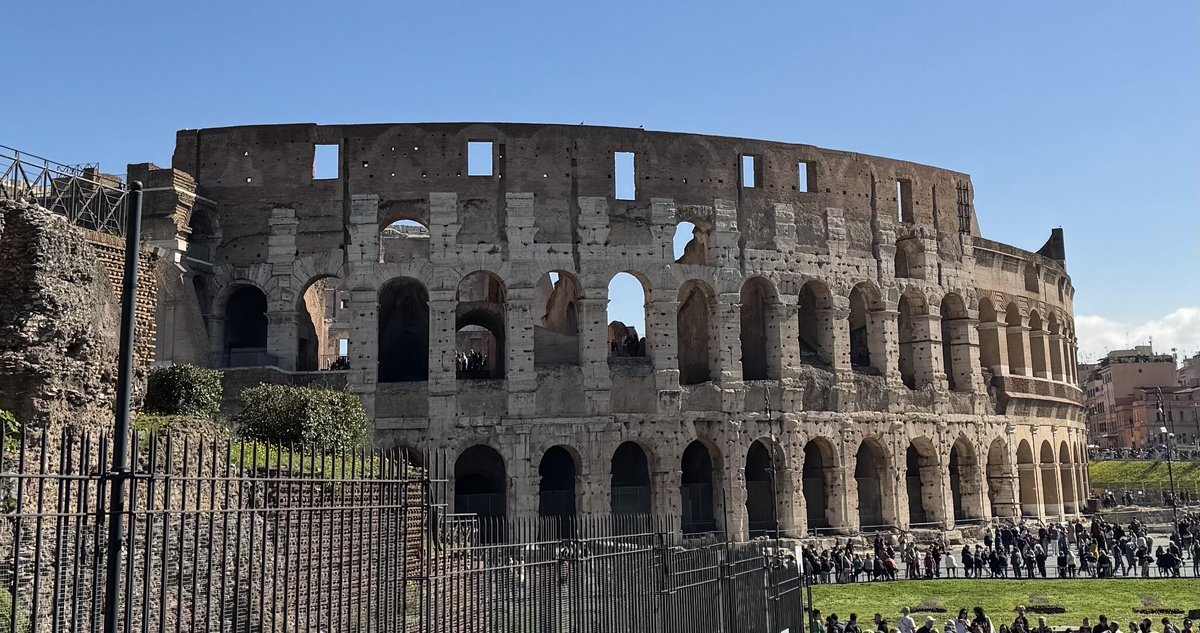 They’re even cheering for the Rockets at the Colosseum! Good luck to the SM boys tonight as they begin their playoff journey playing at St. Augustine Prep. Savor these moments at the end of the season and make ‘em count. #gorockets 🚀🏀🚀🏀