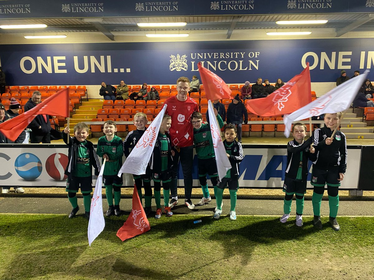 Our Under 8 Barcelona team enjoyed a matchday experience this evening at <a href="/LincolnCity_FC/">Lincoln City FC 🇺🇦</a>.

Here they are with former Greenbank player, <a href="/samclucas/">Sam Clucas</a>. What a role model they have! 💚🖤