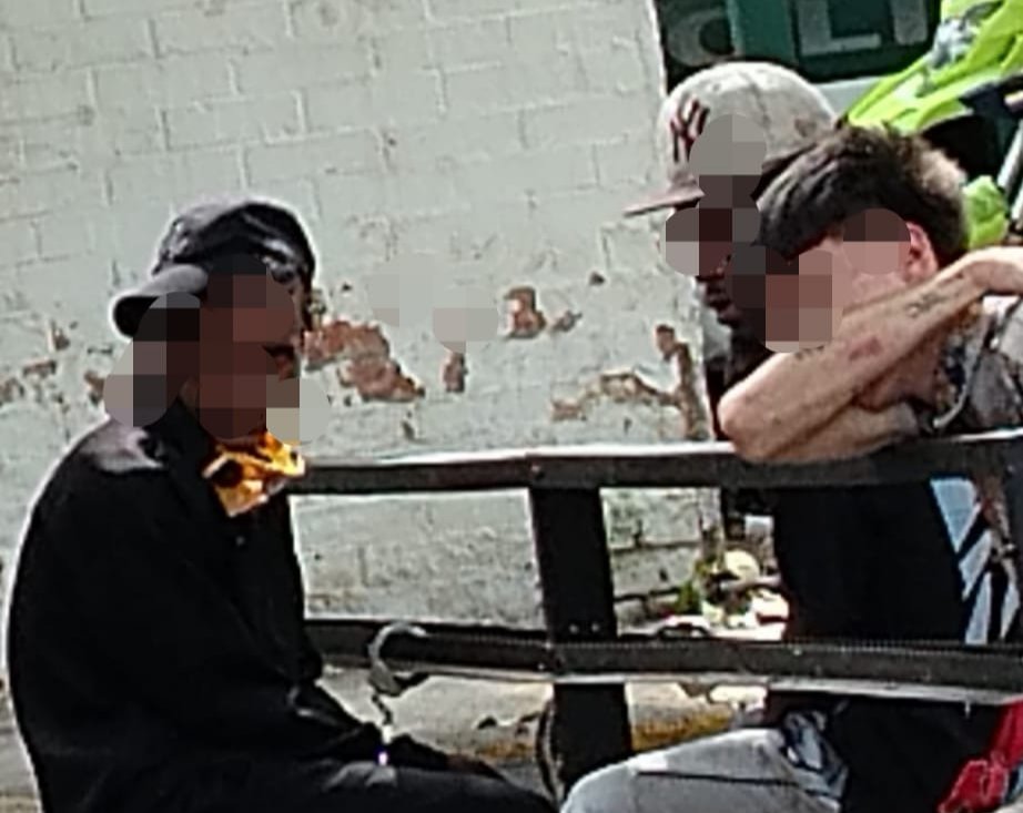 Gracias a la <a href="/PoliciaCali/">Policía Metropolitana Santiago de Cali</a> ,Seg <a href="/EMCALIoficial/">EMCALI 🇨🇴</a> , la comunidad <a href="/AlcaldiaDeCali/">Alcaldía de Cali</a> y la <a href="/SeguridadCali/">Seguridad y Justicia</a> se logra capturar individuos que  presuntamente hurtaban  y vandalizaban  Equipo de Telecomunicaciones.
Denuncie a los números de Seguridad: