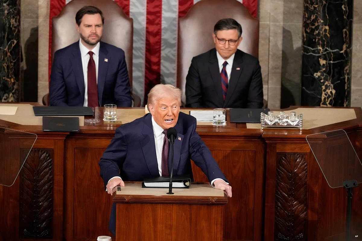 特朗普总统在国会联席会议演讲 中再次誓言收回巴拿马运河。他说：我们已经这样做了。他提到了美国公司买下长江和记集团运营巴拿马运河港口的子公司的股权。我们不是把巴拿马运河给中国，给的是巴拿马，如今我们将把它收回。#POTUSAddress