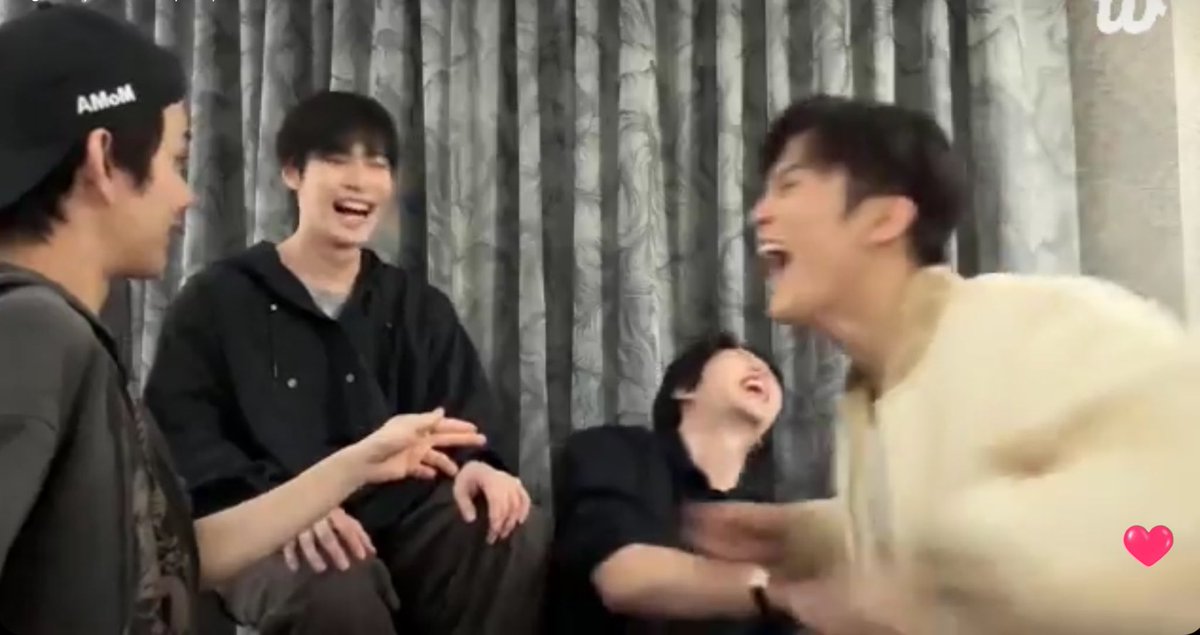 neojungwooz's tweet image. Johnny pointed out it was the four of them doing a content way back and now they’re doing weverse live together and Mark said they’re all grown up 😭😭😭😭