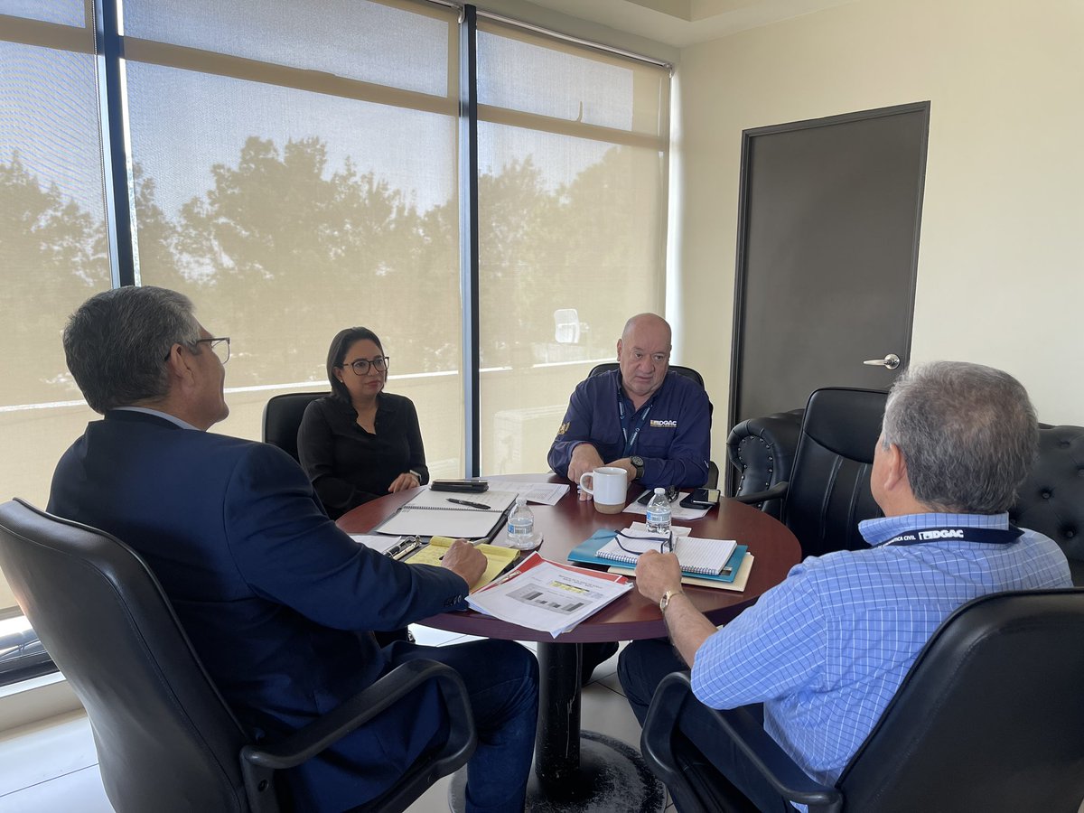 Azucena Zelaya, directora general interina, y el capitán Tomás Aldecoa sostuvieron una reunión con asesores de la Subdirección Técnica Operativa para abordar temas clave en el desarrollo de la aviación en Guatemala. ✈️🇬🇹

Durante la reunión se evaluaron los convenios entre la