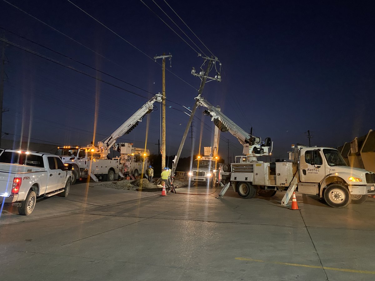 Austin Energy crews continue to restore power to customers after the extreme winds earlier today. As of 9:40 p.m., approximately 3,800 customers remain without power. At the peak of this event, about 31,000 customers were affected. 

All available crews are in the field, (1/7)