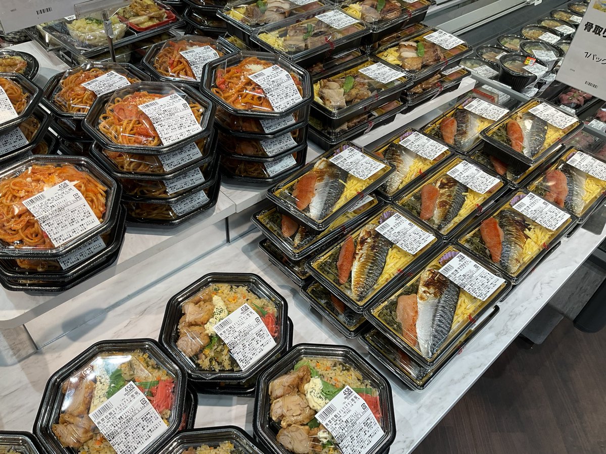 208summit's tweet photo. こんにちは😀
寒暖差で体調崩してないですか？
美味しい物を食べて元気モリモリ！で行きましょう💪🏼💪🏼
新商品の
『お出汁で味わう長なすと味一ねぎともちもち薩摩揚げ』、
九州フェアで大人気のお総菜
『明太ちくわサラダ天』、『高菜炒飯&amp;タルタルチキン南蛮』などもありますよ🤩
お待ちしてます😋 https://t.co/hGI1uGvnaC