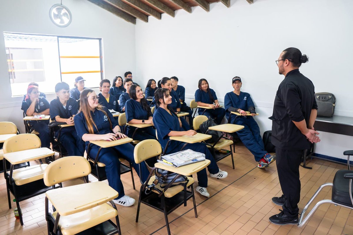 FicoGutierrez's tweet photo. El Presupuesto Participativo volvió a ser para la gente.🙌🏻

Gracias a él, 1.703 jóvenes estudian su pregrado en Colmayor con beca integral, y 800 personas accedieron a formación técnica 🎓

Total transparencia. Seguiremos dándole oportunidades reales a la gente. https://t.co/kgfENDy94F