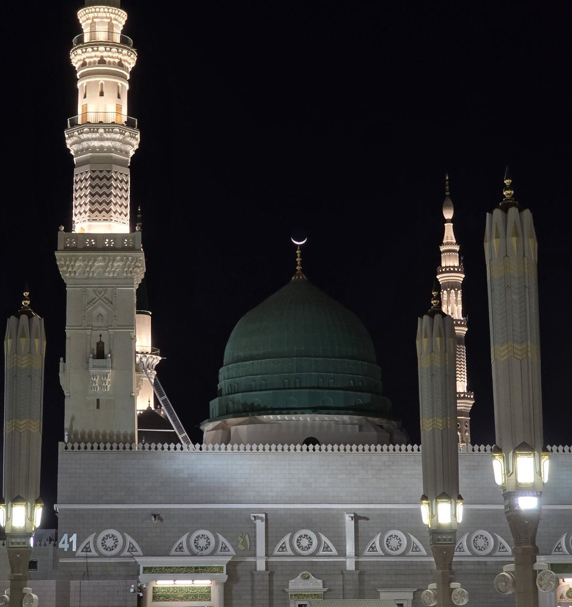 delulumaryam's tweet photo. The crescent of Ramadan perfectly aligns with the minaret of the Green Dome at Masjid An Nabawi in Madinah https://t.co/qVbPOKHgEl