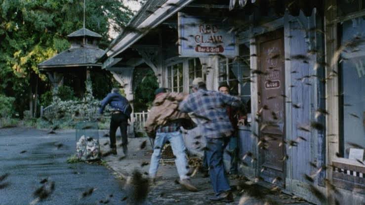 『ブラッダ』
Gという不快極まる忌わしい題材に胡座をかくこと無く、SAN値をゴリゴリと削る演出も存分に堪能できる。

人間の身体を巣に作り替え、体内から蛹が溢れ出るシーンのおぞましさに全身が粟立つ。

スローテンポだが、襲撃1つ1つが工夫されていて見応えあり。
でも飛ぶのだけはマジで勘弁。