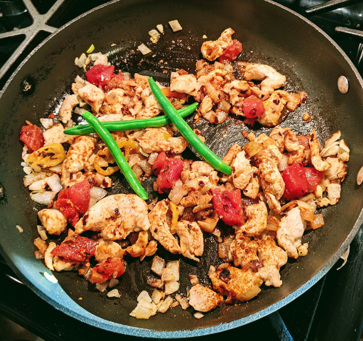 art_artlee's tweet photo. #NJ "Tonite'sDinner" #fajitas w/#chicken #onions #tomatoes #garlic #salsa #seasoning(#taco)+#tortillas #greens #stringbeans #chips #gastronomia #fooddesign #relationship #vida #homecook #collageart #representationalart #mindfulness #foodstylist #foodcollagist #nutritionmatters https://t.co/yQ1mgIqflM