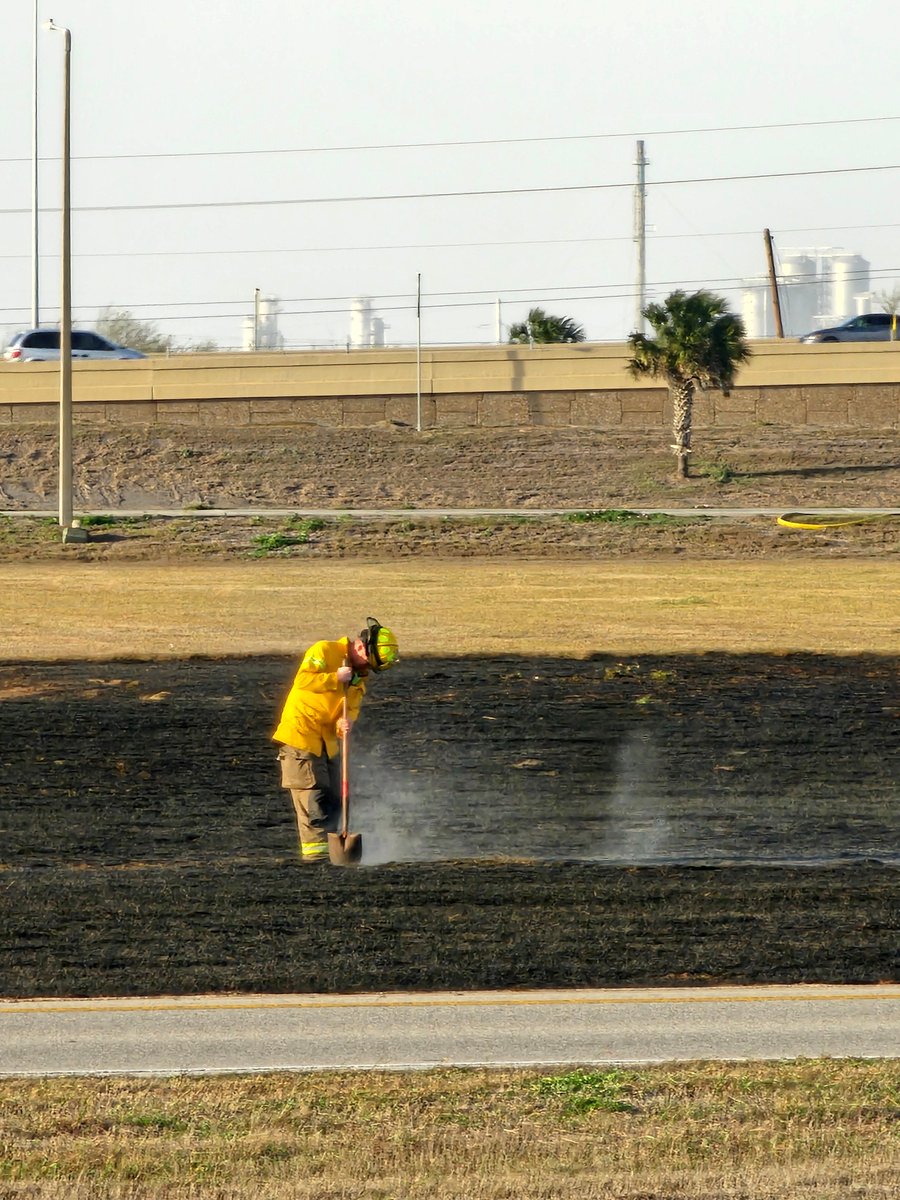 Around 4 PM today, a wildfire broke out just outside our office. Wind gusts ~ 60 mph &amp; RH down to 4% are critical threats to rapid spreading. A Red Flag Warning &amp; Wind Advisory remains in effect for S TX. Thank you <a href="/NWSSanAntonio/">NWS Austin/San Antonio</a> &amp; <a href="/NWSMelbourne/">NWS Melbourne</a> for backing us up as we evacuated.