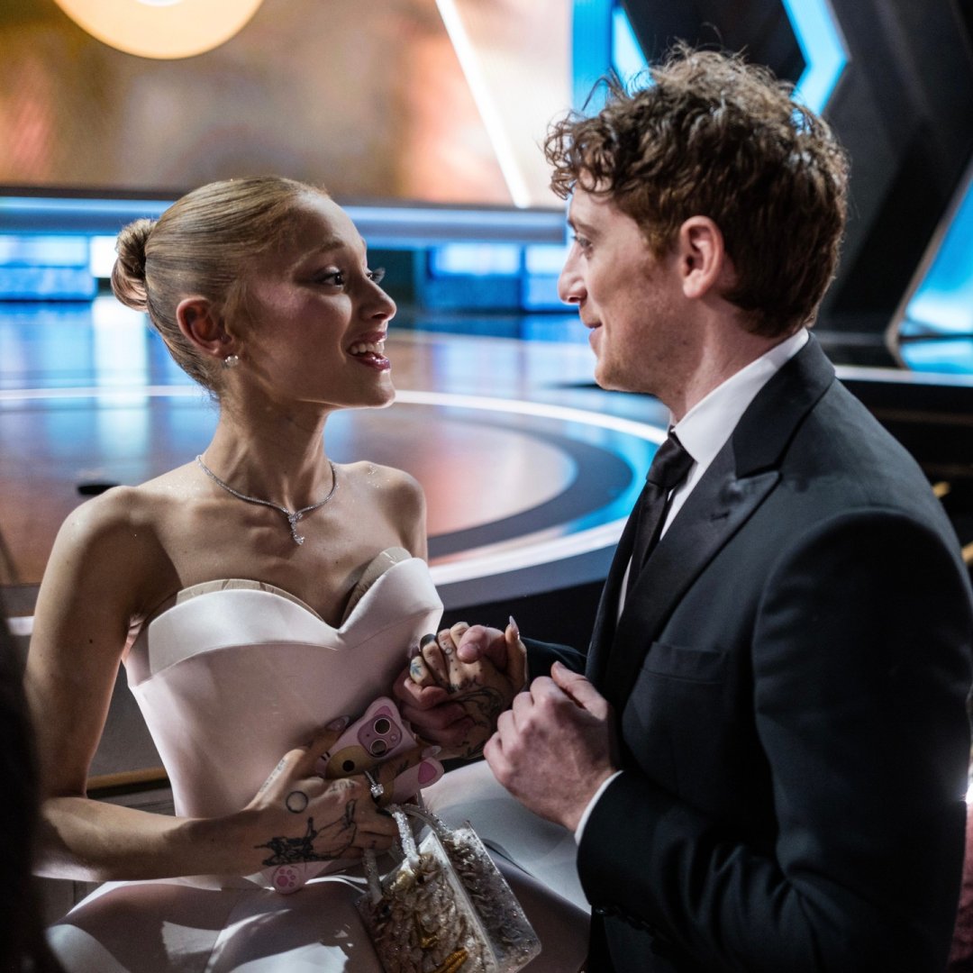 EpicFind's tweet photo. Top duos from Oscar Night! Which one is your favorite? 🤩🏆
#robertdowneyjr #danielradcliffe #sydneysweeney #hunterschafer #arianagrande #emmastone #kyliejenner #selenagomez #ellefanning #adrienbrody https://t.co/Pt6c4znQkx