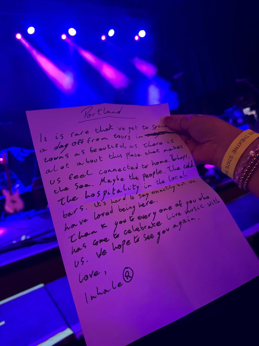 📝🇺🇸 | A letter left from Inhaler at the barrier of the Portland show. 🫂❤️