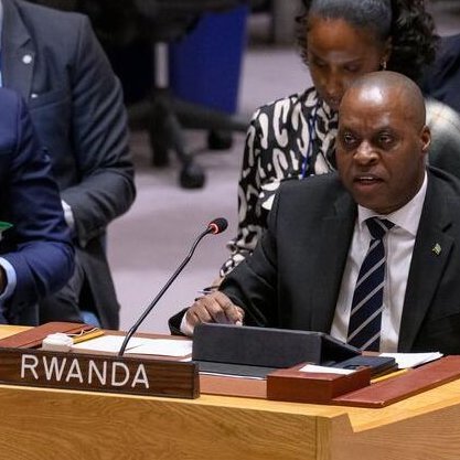 OlivierKaserek6's tweet photo. Le premier #GASANA était ultra bavard menaçant le #Congo, le deuxième @ErnestRwamucyo  vient d'être limogé et part la queue entre les pattes. Le premier vit depuis lors en exil et quel est le sort du deuxième ? DO NOT #VisitRwanda #Rwandaiskiling https://t.co/h1tVRulGV6
