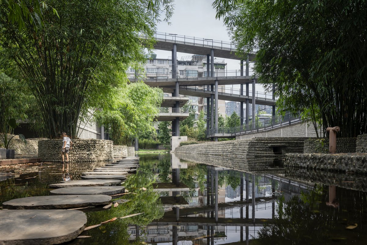 JapanArchitects's tweet photo. 2025プリツカー賞は中国の劉家勲 (Liu Jiakun)が受賞
「一貫性と高いクオリティを持つ傑出した作品群を通して、いかなる美学的、様式的制約からも解き放たれた新しい世界を想像し構築している。時には全く新しい日常生活のシーンを提供する」
https://t.co/ASWQxbwsvf
#pritzkerprize https://t.co/m1gehlmhny