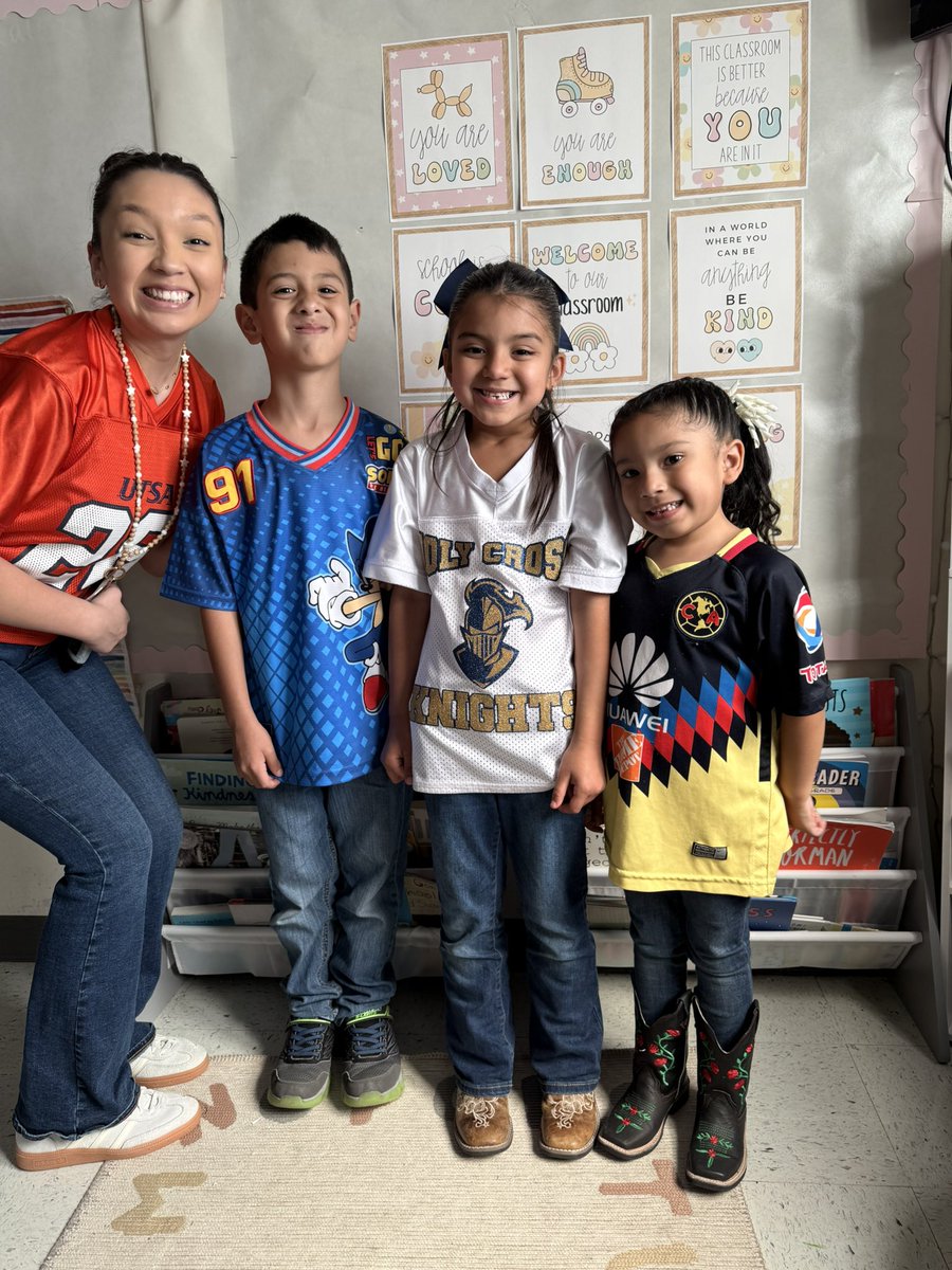 Team gear for Read Across America Day two! 📚💙 <a href="/LomaParkES/">Loma Park Elementary</a>