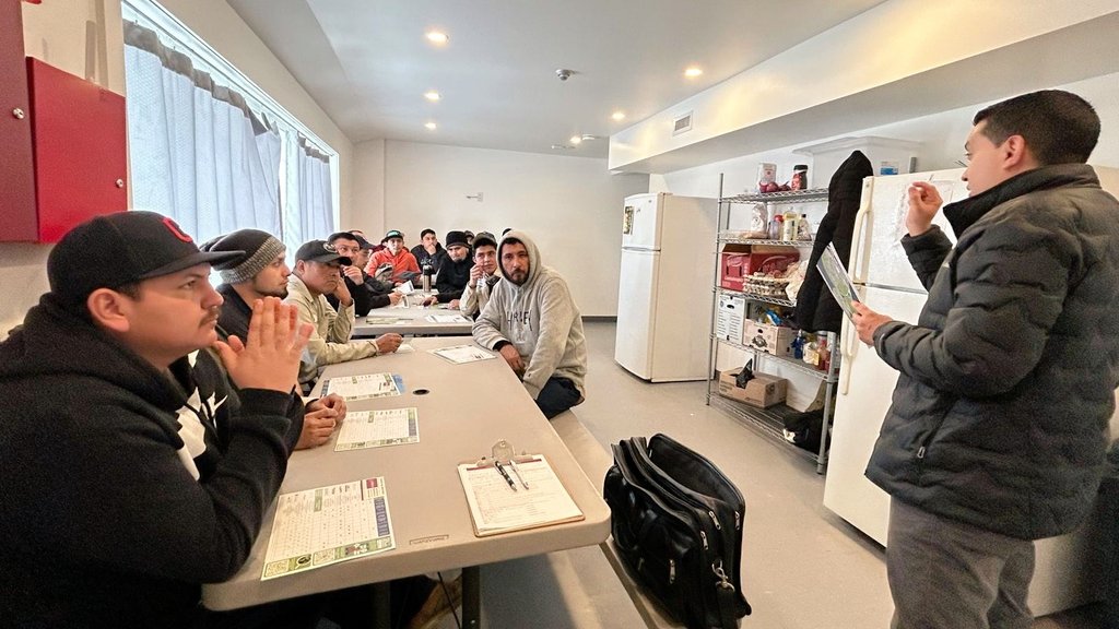 SRE_mx's tweet photo. 📸 La realización de la tercera edición de la Semana de Asesorías Legales Externas (SALE) en Canadá acercó información y recursos legales a la comunidad mexicana en ese país.
En la última semana de febrero, la red consular de México en Canadá celebró esta iniciativa preventiva y proactiva para brindar información oportuna sobre orientación y asistencia legal para las personas mexicanas, acerca de sus derechos, recursos legales en materia laboral, migratoria, penal, civil, derechos humanos, entre otros, sin importar su situación migratoria.
SALE acerca servicios y programas consulares, así como recursos y herramientas indispensables para connacionales, y contribuye al empoderamiento de la comunidad mexicana para el conocimiento y la buena práctica de sus derechos.