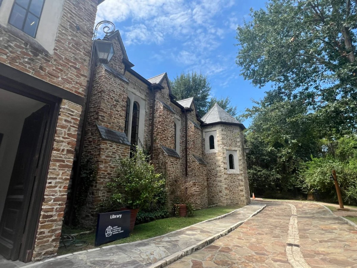 surya133873's tweet image. #Houston #Travel #HoustonLibrary
It is not a common city library. It is a place for theological study and collection of books. It is not open to the public. I went to the gate with the idea of ​​giving it a try. I called the phone and they actually let us in. After registering…