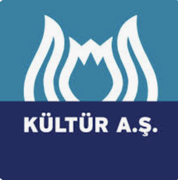 Abese_irca's tweet photo. 3- İmamoğlu, Serdal Taşkın'a ihale verdiğini inkar etmiyor, Serdal Taşkın'ın aynı parayla İmamoğlu İnşaat'tan daire ve dükkanlar aldığını da inkar etmiyor. Peki bu davada kendisini nasıl savunuyor? Dava siyasi, benim cumhurbaşkanı olmamı engellemek istiyorlar diyor. Yani bu ihale çarkını kabul ediyor ama hesap sorulmasının siyasi sebepleri olduğunu söylüyor. Dikkat ettiyseniz İmamoğlu'nun soruşturulan bütün ihale davaları kültür, sanat ve medya organizasyonları üzerine. Çünkü buradaki hizmet alımlarına biçilen değerler terazi ile ölçülemiyor. Mesela İBB, 100 ton demir ihalesi yapsa buradan para kaldırması zor çünkü denetimci gelip demiri tartar ve yolsuzluğu ortaya çıkarır. O yüzden kültür, sanat, eğlence üzerinden ihaleler düzenliyorlar. Üç tane palyaço, beş tane hokkabaz bir iki saat gösteri yapıyor ve bunu çocuk tiyatrosu diye (mesela) 20 milyon liraya hepimize kitliyorlar. İtiraz eden olursa sanat düşmanı, çocuk düşmanı ilan ediliyor. Bize göre bu gösterinin sanatsal değeri 30 milyon lira, ucuza bile hallettik diyorlar. Yurtdışından 100 bin liraya maymun dansı yapan bir soytarı getirip beş milyon lira da organizasyon bütçesi alıyorlar. Sonra bu maymun dansları, palyaço gösterileri, hokkabaz şovları dairelere dükkanlara dönüşüyor. Dava açarsan da bu dava siyasi diyorlar. 

Ama emin olun artık kurtuluş yok. O kadar rahat davranmışlar ki bir yerden sonra izleri silmekten de vazgeçmişler. Yakında turpun büyüklüğüne kendileri bile şaşıracak.