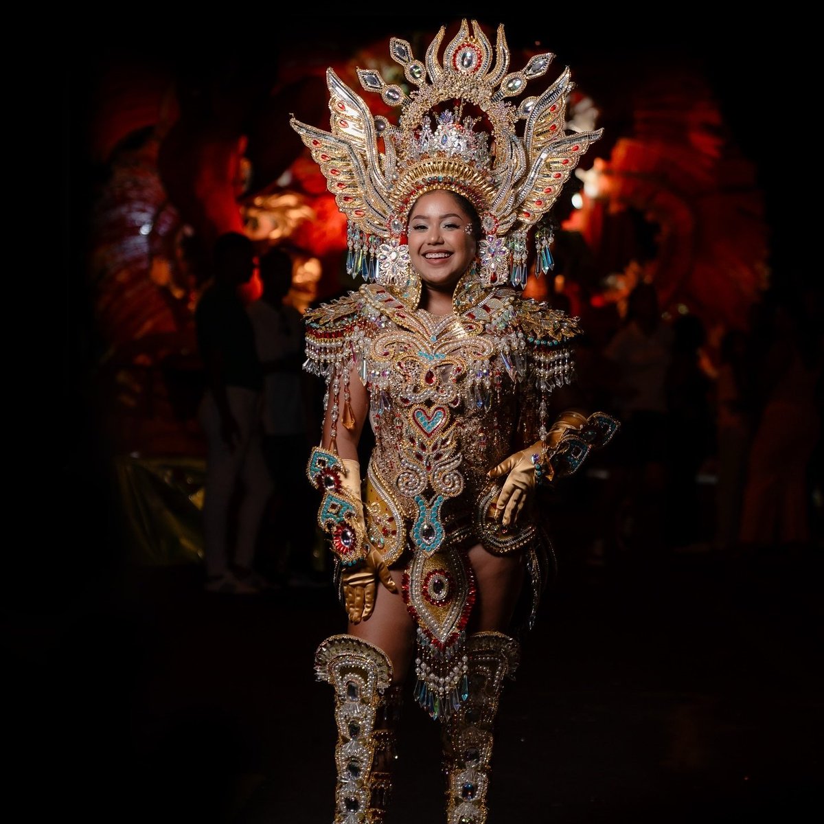 Sin precedentes en el Carnaval Capireño. 100% lujo de nuestra reina en la noche de lunes de carnaval.