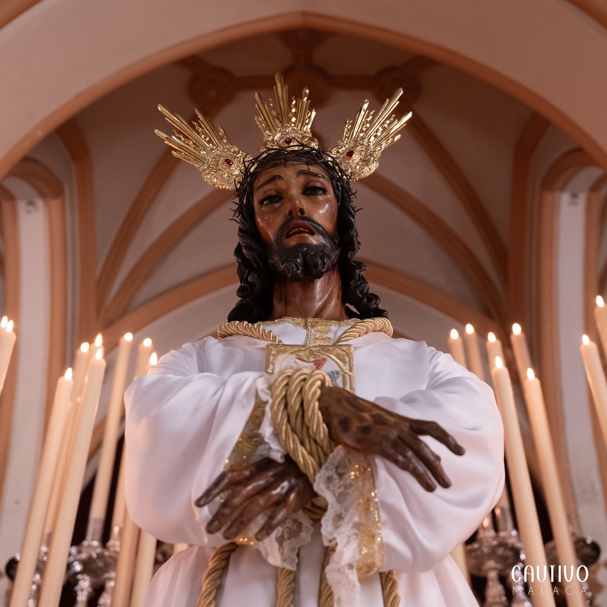 CULTO - Nuestro Padre Jesús Cautivo preside un altar efímero alzado en la parroquia de San Pablo para la celebración del Solemnísimo y Santo Quinario que la cofradía le dedica en la primera semana de la #Cuaresma25.

Los cultos se celebrarán los días 5, 6, 7 y 8 de marzo a las