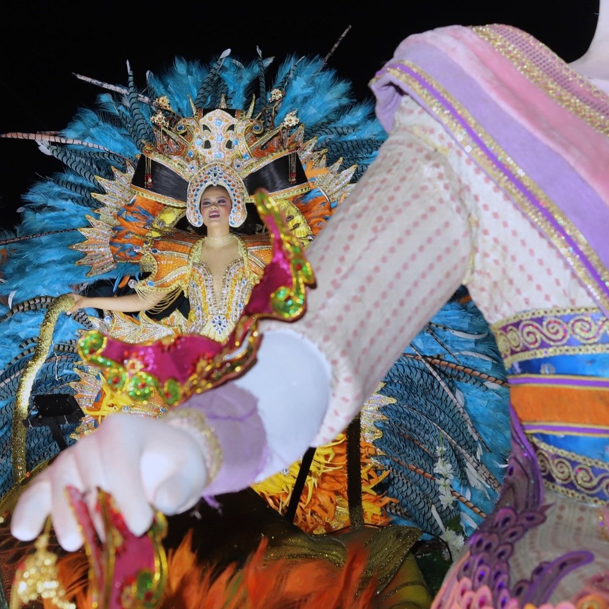 Somos la tuna hecha triunfo. Calle Arriba de Capira y no hay más. SRM. Johanis Jorlenis Visuetti, reina 2025, dando cátedra de lujo y buen gusto.