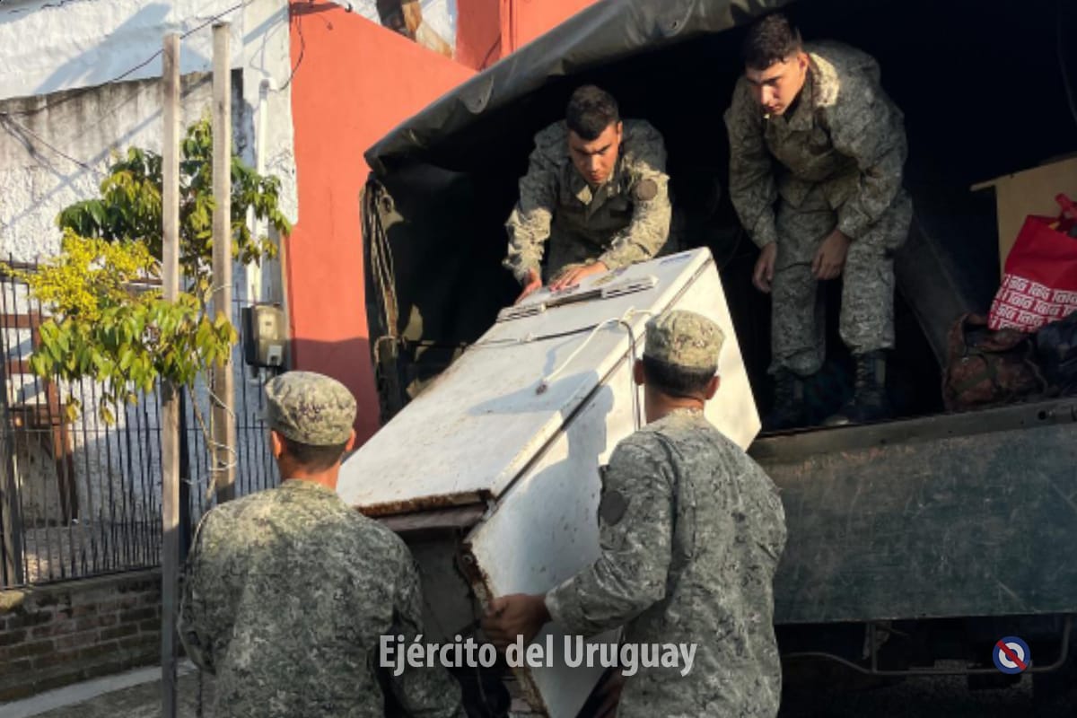 [ESTA MAÑANA] Se activó la Sección de Apoyo a Emergencias del Batallón de Infantería Mec. Nº6, para trabajar en conjunto a otros organismos del CECOED de #SanJosé, con el fin de asistir a los compatriotas afectados por la creciente del Río San José. (+)