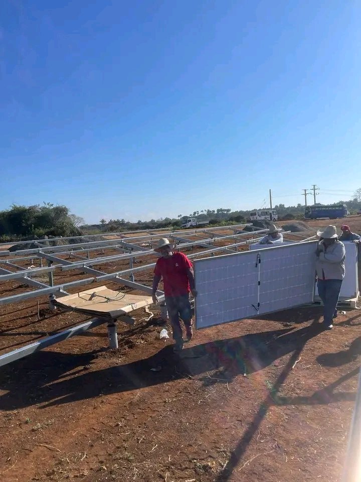 Emp_Avilmat's tweet photo. 💪"Solos podemos hacer poco, juntos podemos hacer mucho" Unidos, en otra tarea de la #Revolución, la tropa de #Avilmat apoyó a las brigadas que laboran en la instalación y montaje del parque solar  fotovoltaico Ciego Norte
#LatirAvileño #CiegoEn26 @PaulinoPrezVie1 https://t.co/xZd6wAInLx