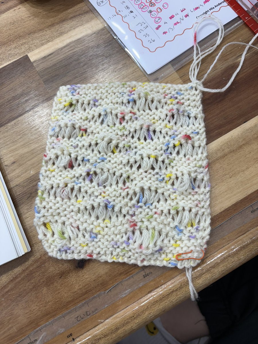 grebot4's tweet image. 요즘뜨고있는거:
지인분이 일본에서 사다주신 실로 뜨는 드라이브무늬 가디건!
배색하다 무늬하니까 쫌 빨리떠져서 행복함ㅋㅋㅋ