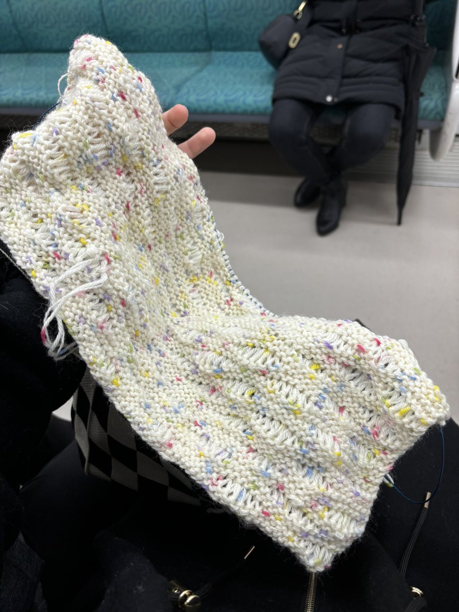 요즘뜨고있는거:
지인분이 일본에서 사다주신 실로 뜨는 드라이브무늬 가디건!
배색하다 무늬하니까 쫌 빨리떠져서 행복함ㅋㅋㅋ