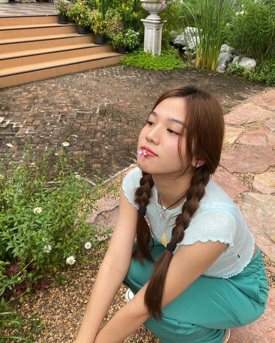 SaintAlice___'s tweet photo. “girlfriend material” คำนี้เหมาะกับบน่มากกกก แฟนๆ หลายๆ คน คงโดนน้องตกเพราะความน่ารัก สดใส ความเป็นตัวเองสูงและน่าค้นหา ดาวดวงใหม่ถูกค้นพบแล้วจ้า 🫠

#beonnnie 
#emibeonnie https://t.co/fbp1Zp9RLC