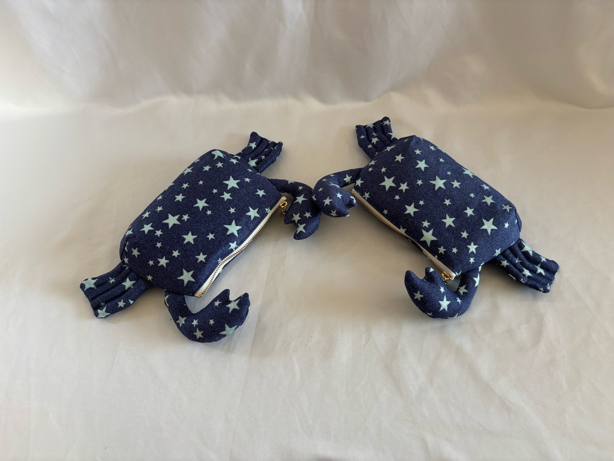 こんにちは😊

先週はひたすらカニさん作ってました🦀✨
ポップなカニさん大好きです😍

#ハンドメイド 
#ポーチ