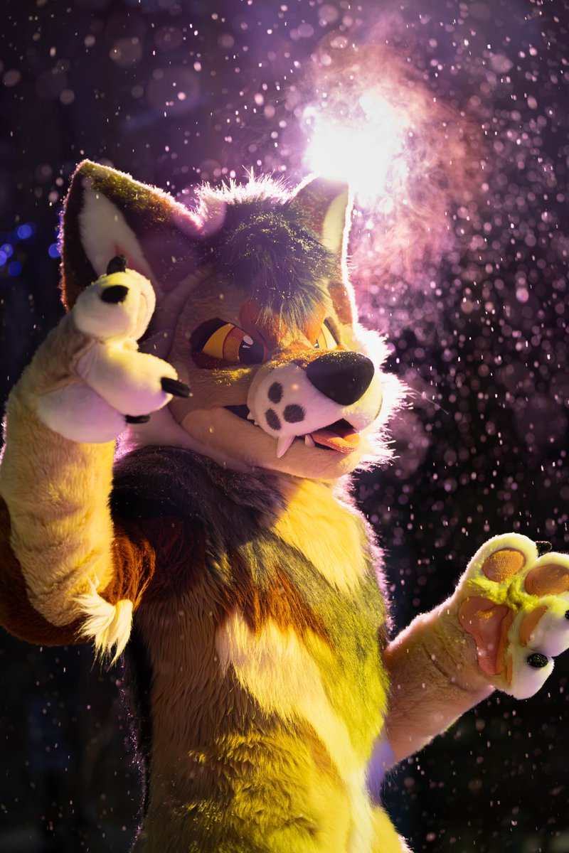 Strutting in the city lights 🌃 
🪡<a href="/Zuri_Studios/">Zuri Studios</a> 
📸<a href="/Cain_Woof/">Cain 🦮💪</a>