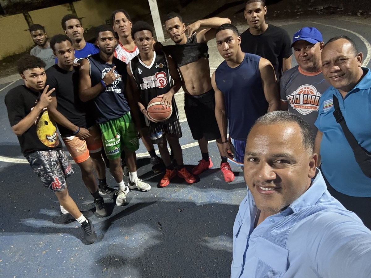 JoanHerreraSDO's tweet photo. Con los chicos de Caoba City en la práctica rumbo al torneo de la provincia. https://t.co/zwJElYes7J