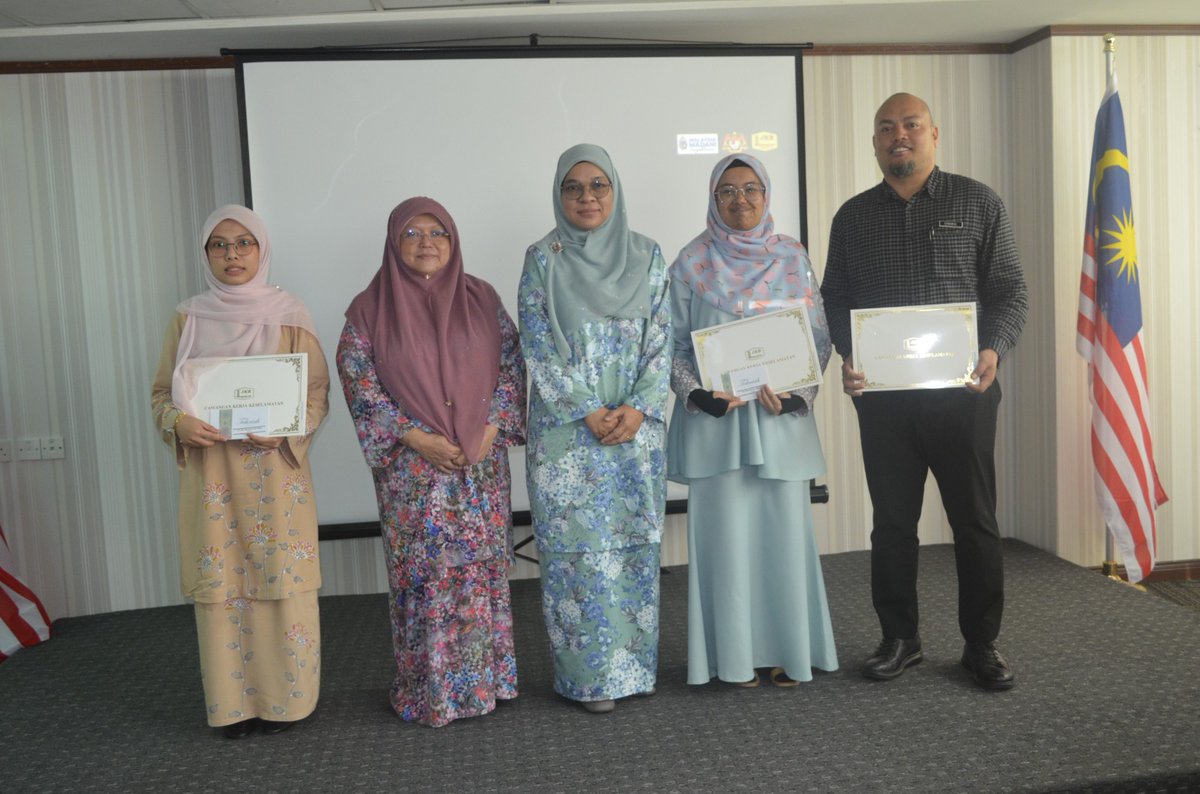 Cawangan Kerja Keselamatan JKR Malaysia (@cksjkr) on Twitter photo Tahniah!!!
Penerima Anugerah Tokoh Cawangan Sesi Julai-Disember 2024 bagi Cawangan Kerja Keselamatan
<a href="/CksJKR/">Cawangan Kerja Keselamatan JKR Malaysia</a>
<a href="/IPJKR_Official/">JKR Malaysia Rasmi</a> Tahniah!!!
Penerima Anugerah Tokoh Cawangan Sesi Julai-Disember 2024 bagi Cawangan Kerja Keselamatan
<a href="/CksJKR/">Cawangan Kerja Keselamatan JKR Malaysia</a>
<a href="/IPJKR_Official/">JKR Malaysia Rasmi</a>