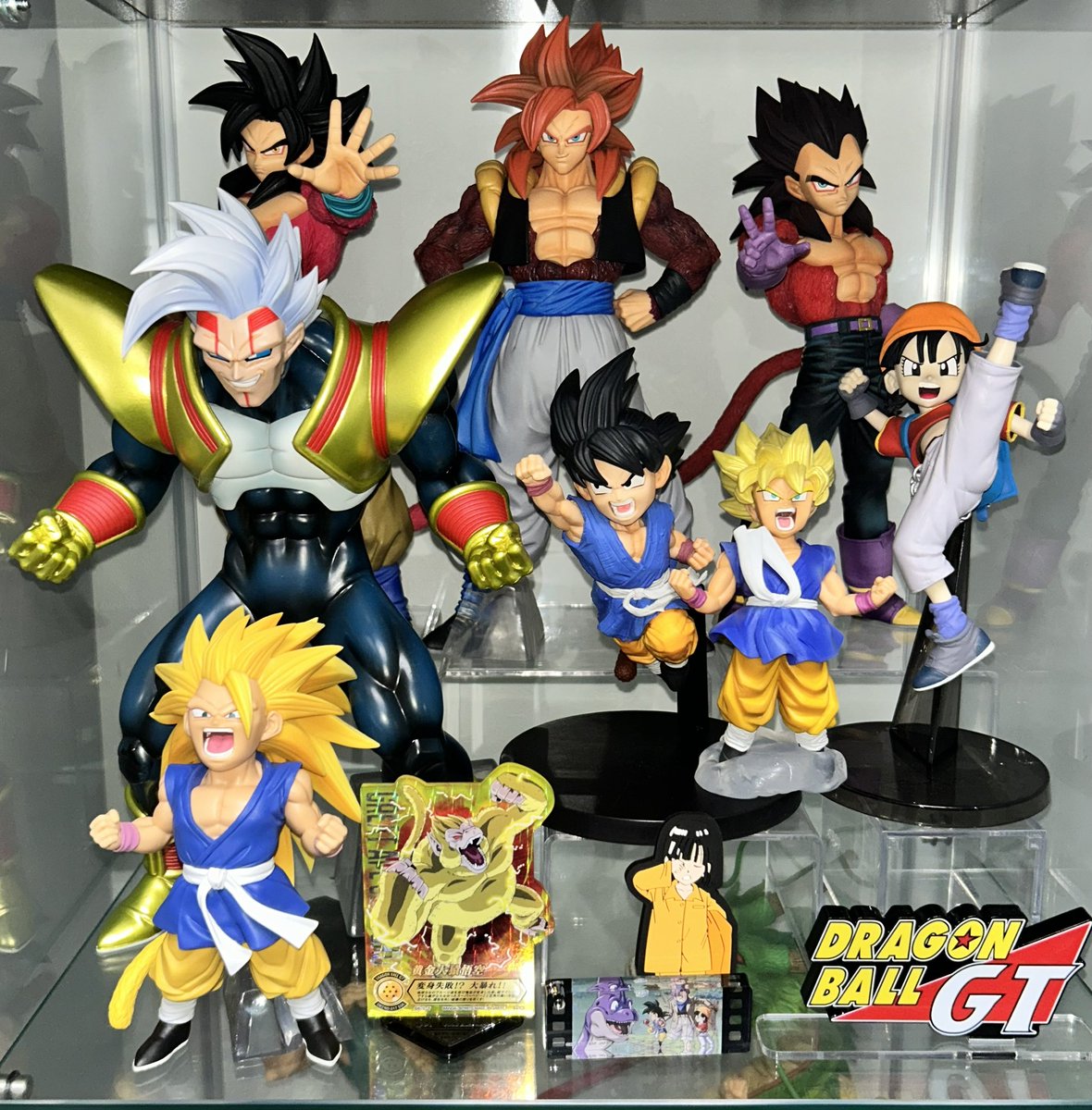 DG_super01's tweet photo. @gosurori_figure リプ失礼します！
グレイテストサイヤンの方はどちらかというとあそこ3体もしくは2体で飾ると映えるイメージですが
smspの方は周り関係なしに映えるって感じなので
どういう風にディスプレイしたいかによるかなって感じだと思います！
大きさも迫力もsmspのほうがあるので👍 https://t.co/UIVoyuBWI6