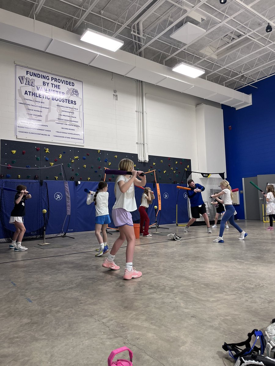 Future champions putting in the work tonight! <a href="/VMSoftball_/">Van Meter Softball</a> #skills 🥎