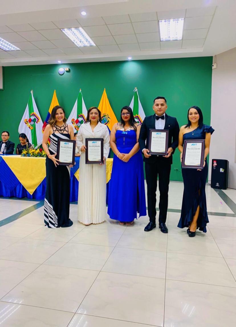 JCIManta's tweet image. 📌DESDE QUEVEDO

Nuestra Presidenta Ana María Ortiz hizo sentir la presencia de Manta con todo su apoyo y energía en la Transmisión de Mando Local JCI Quevedo🙌

Extendemos parabienes a Amira Tajeddine, Presidenta Local de la JCI Quevedo, y a su equipo de trabajo.