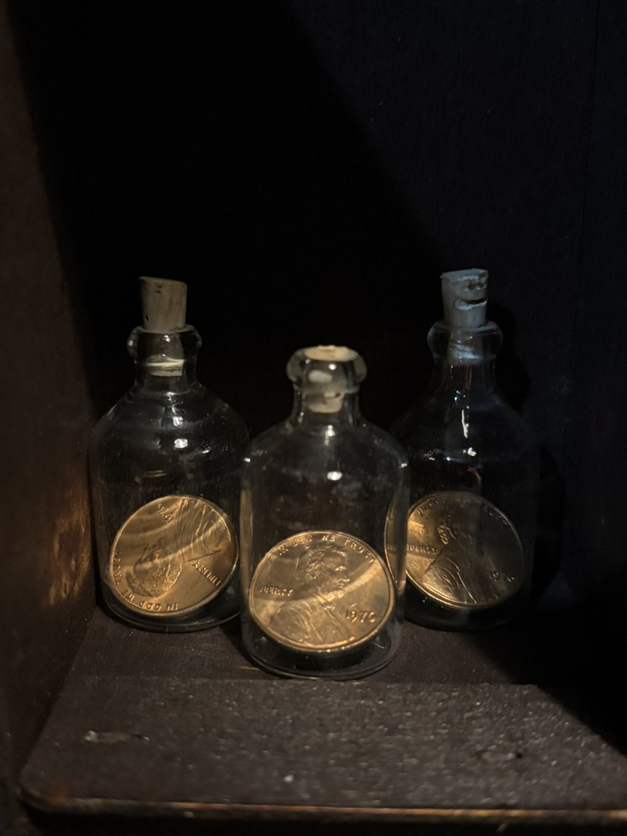 FavoriteCoins's tweet photo. One of my favorite things about coin collecting is the oddity art pieces people think of doing with the coins. These are beautiful 1976 1 cent pieces encased in little glass bottles. I picked them up at a recent auction. #coins #numismatics https://t.co/VDEAfV6P86