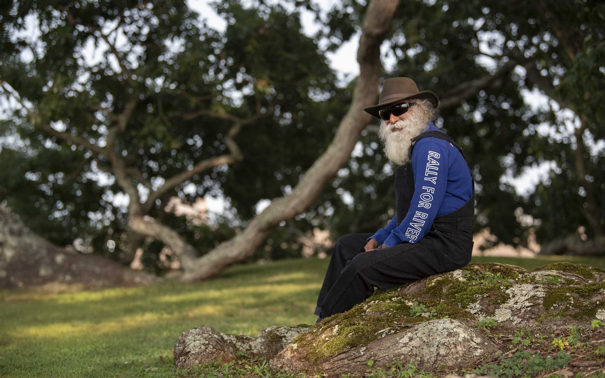 SadhguruJV's tweet image. Life knows no failure. Failure exists only for those who are always comparing themselves with others. #SadhguruQuotes