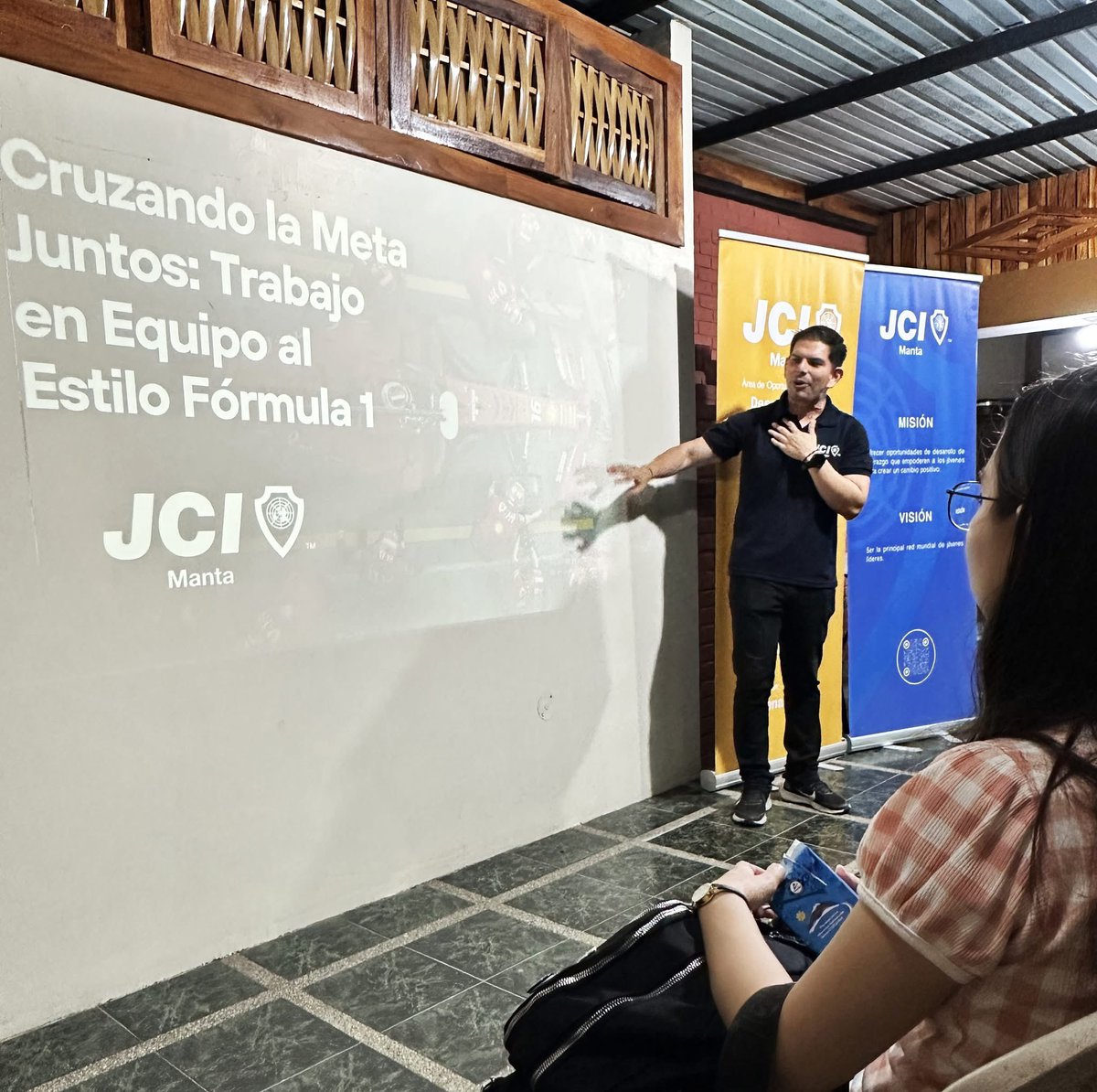 JCIManta's tweet image. 🏎️ ¡El trabajo en equipo a la velocidad de la Fórmula 1! 🏁

El taller impartido por Mario Lourido nos llevó al fascinante mundo de la Fórmula 1, enseñándonos cómo el trabajo en equipo puede ser clave para alcanzar el éxito.