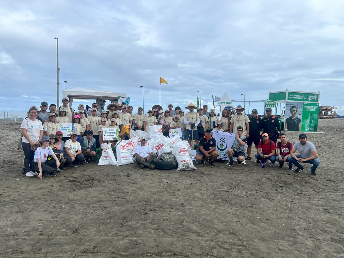 JCIManta's tweet image. Nuestra ciudad vivió una jornada de minga “Playas, Limpias, Playas Lindas”.  Tras el fuerte aguaje se vieron afectadas por maleza y basura, por lo que la JCI Manta se unió a esta noble causa, trabajando con empresas y organizaciones para devolver la belleza a nuestras playas.